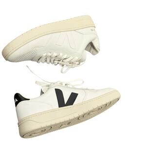Veja Men's V-90 Leather Athletic Sneaker Comfort White Size 9 NWOB Flawed